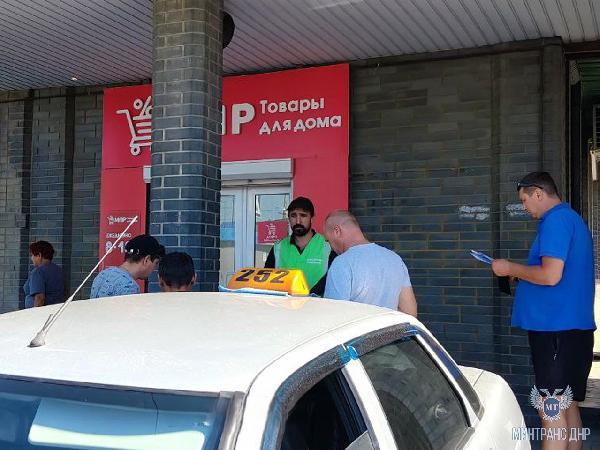 Специалисты Минтранса ДНР провели в Торезе профилактическое мероприятие для перевозчиков легковым такси