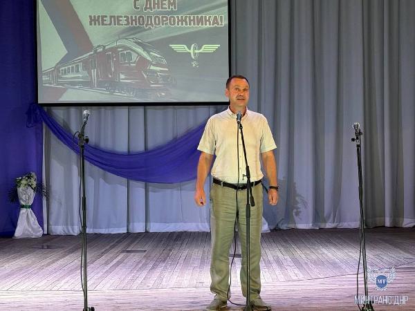 В преддверии Дня железнодорожника специалисты Минтранса ДНР поздравили работников железнодорожной отрасли в Дебальцево и Иловайске.