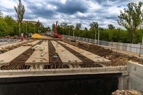 В Макеевке продолжается строительство моста через реку Грузскую 