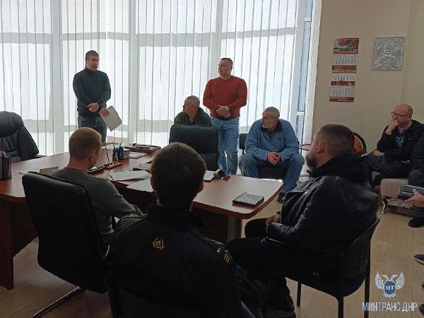В Донецке специалисты Минтранса ДНР провели выездное информационно-профилактическое мероприятие с водителями службы легкового такси