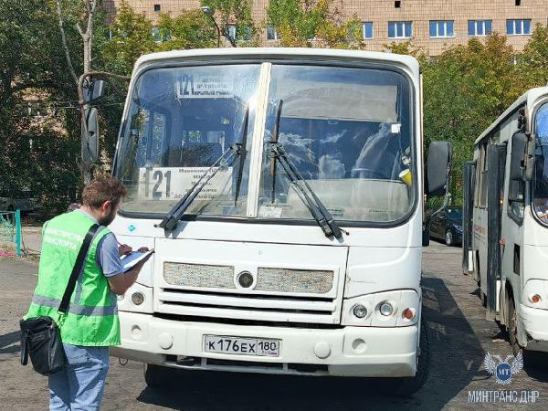 Сотрудники Минтранса ДНР проверили состояние межмуниципальных автобусов, отправляющихся с ДС «Крытый рынок» в Донецке