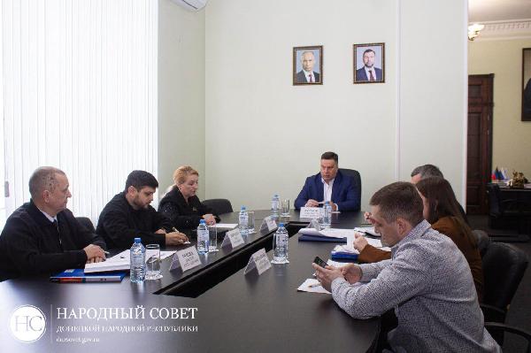 Александр Бондаренко: С Председателем Народного Совета ДНР Константином Кузьминым, министром труда и социальной защиты ДНР Алексеем Исаевым и парламентариями профильных комитетов НС ДНР обсудили меры социальной защиты в Республике и усовершенствование рес