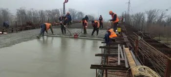 Ямальские дорожники завершают ремонт путепровода в Волновахе