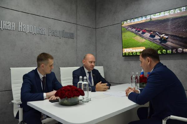 Александр Бондаренко:  Во второй день работы на полях XIX Международного форума и выставки «Транспорт России»  в Москве провел ряд рабочих встреч и полезных дискуссий 