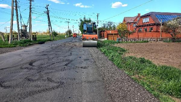 Специалисты из регионов-шефов продолжают восстанавливать дороги в Дебальцево и Новоазовске
