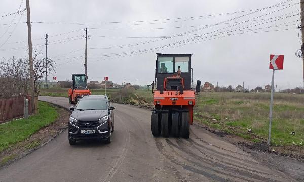 Специалисты Московской области уложили новое дорожное покрытие на одной из улиц Новоазовска