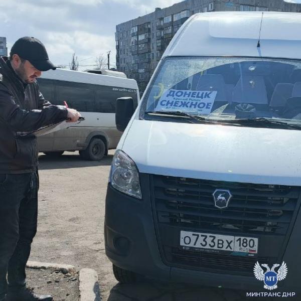 В Снежном проверили санитарно-технического состояния автобусов, выходящих на межмуниципальные маршруты 
