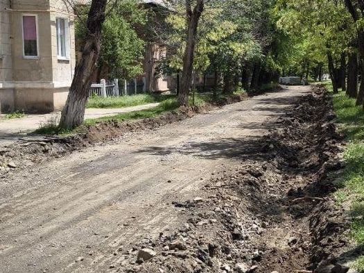 Дорожники Якутии ремонтируют дорогу в Докучаевске