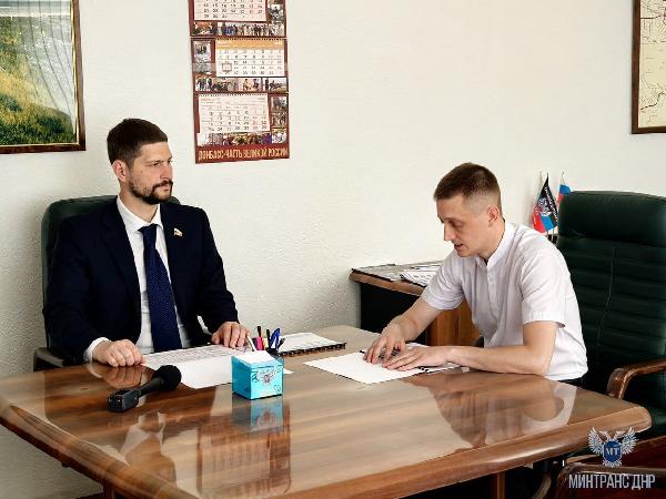 Планы по восстановлению дорог и развитию транспортной инфраструктуры региона обсудили в ходе рабочей встречи сенатор РФ от ДНР Александр Волошин и министр транспорта Александр Бондаренко 