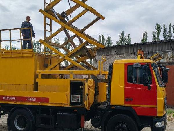 Ленинградская область в рамках шефской помощи передала Енакиево современный аварийный комплекс для трамвайных сетей 