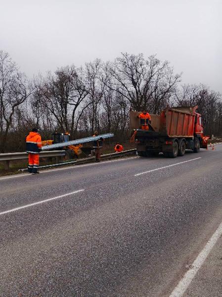 Дорожные службы под контролем республиканской Службы автомобильных дорог Донбасса в ежедневном режиме выполняют комплекс работ по зимнему содержанию для обеспечения комфортного проезда по дорогам общего пользования Республики