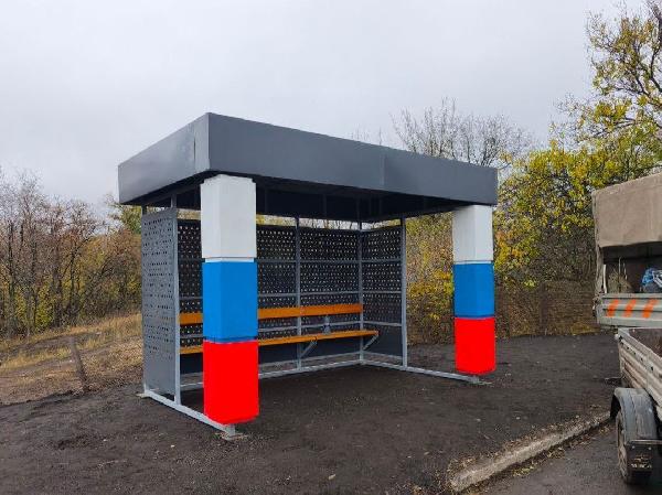 Продолжаем создавать комфортные условия ожидания общественного транспорта на дорогах общего пользования. Для удобства наших граждан установили еще три новых остановочных павильона.