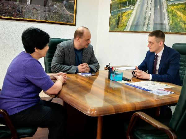 Александр Бондаренко: Провел рабочую встречу с Председателем Комиссии Общественной палаты ДНР по промышленности, транспорту, строительству, ЖКХ и экологии Романом Сметаниным и руководителем рабочей группы по транспорту ОП ДНР Ириной Энглези