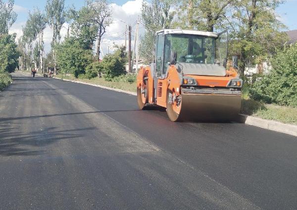 Хабаровский край ремонтирует дорогу на улице Советской в Дебальцево