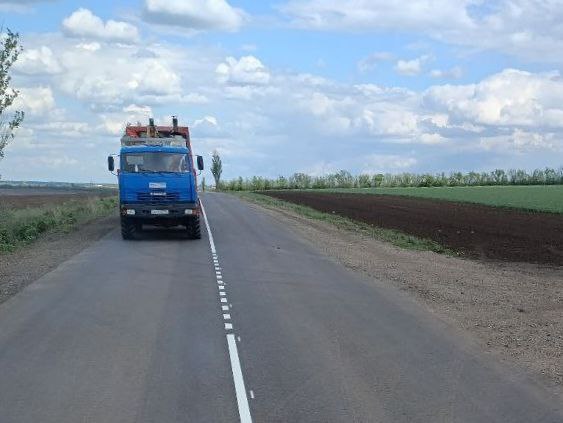 Дорожники обеспечили отремонтированный ранее участок автомобильной дороги Павловка-Петровское новой разметкой