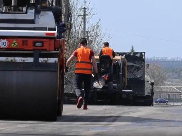Работа регионов-шефов: о восстановлении дорог в  Харцызске, Снежном, Комсомольском