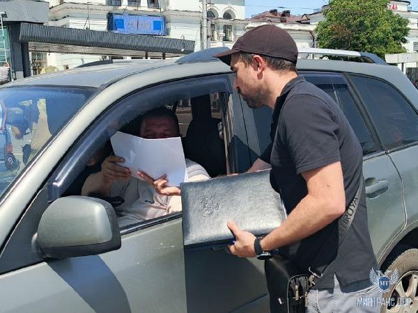 Очередное мероприятие по профилактике нарушений законодательства в сфере перевозок легковым такси прошло на ЖД вокзале Донецка