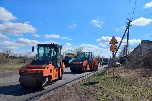 Специалисты Хабаровского края обновил участок автодороги в селе Новогригоровка в Дебальцево