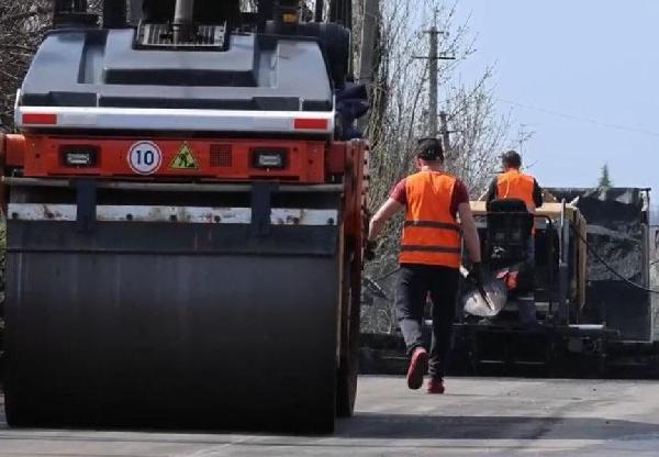 До конца года отремонтируем 60 участков дорог в Макеевке. По просьбам жителей особое внимание уделим Красногвардейскому району, где восстановим 14 улиц.