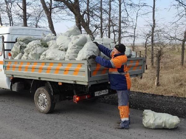 Порядка 80 единиц спецтехники под контролем ГКУ ДНР "Служба автомобильных дорог Донбасса" обеспечивает порядок на дорогах общего пользования