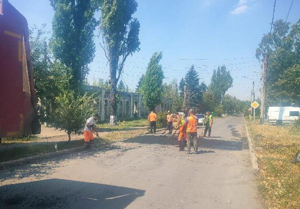  Рабочие Хабаровского края ремонтируют дороги в Дебальцево