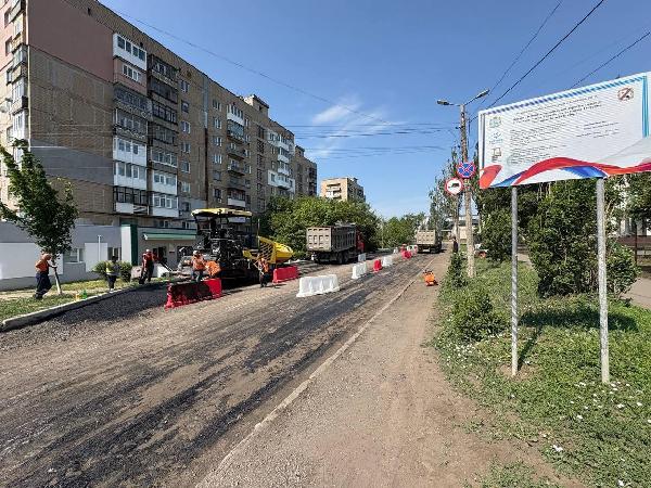Специалисты из Самарской области приводят в порядок дороги в Снежном